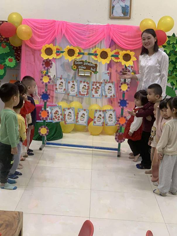 A group of children standing in front of a display

AI-generated content may be incorrect.