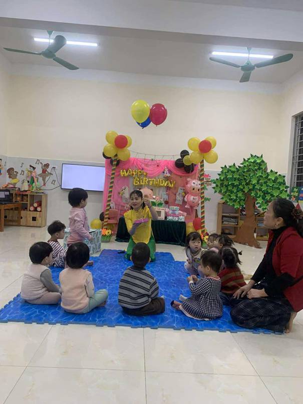 A group of children sitting on a mat

AI-generated content may be incorrect.