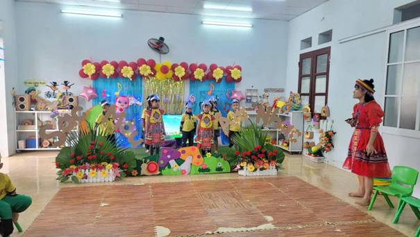 A group of kids on stage

AI-generated content may be incorrect.