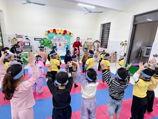 A group of children in a room

AI-generated content may be incorrect.