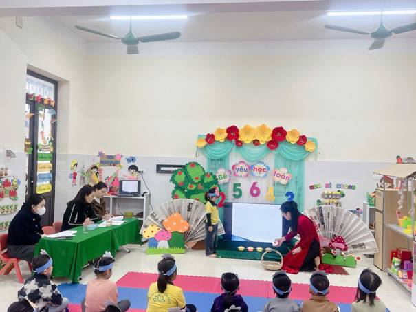 A group of children sitting in a room

AI-generated content may be incorrect.