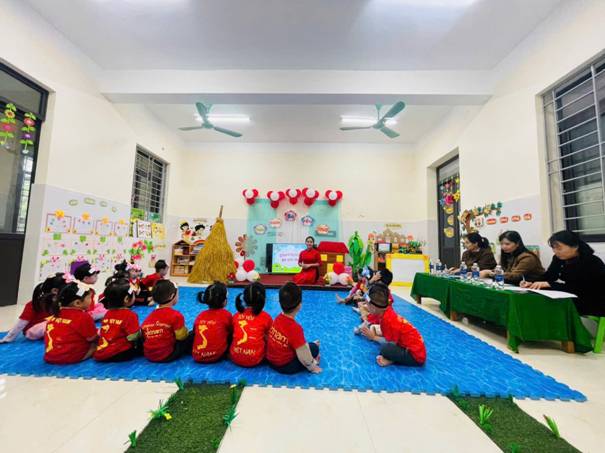 A group of children sitting on a blue mat in a room with two people

AI-generated content may be incorrect.