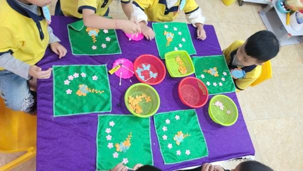 A group of kids playing with colorful mats

AI-generated content may be incorrect.