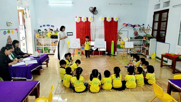 A group of children sitting on the floor

AI-generated content may be incorrect.