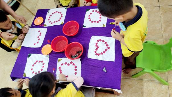 A group of kids painting on a table

AI-generated content may be incorrect.