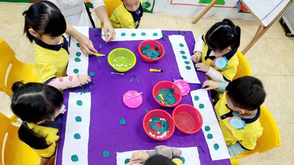 A group of children painting on a purple table

AI-generated content may be incorrect.