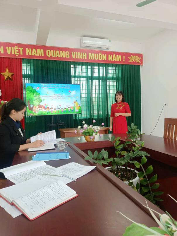 A person standing in front of a table with books and a screen

AI-generated content may be incorrect.