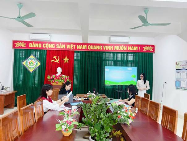 A group of people in a room

AI-generated content may be incorrect.