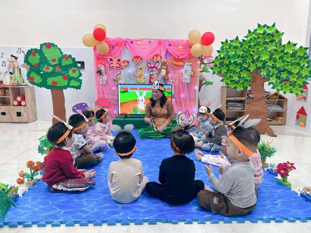 A group of children sitting on a mat

AI-generated content may be incorrect.