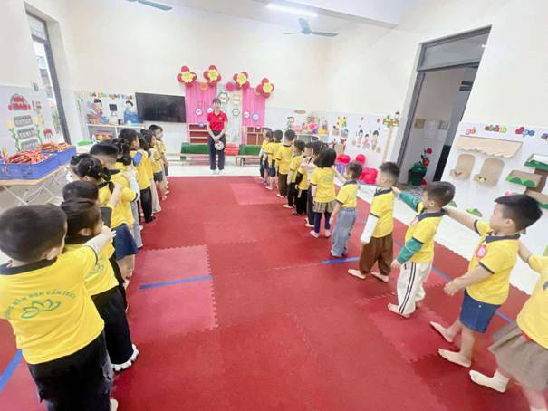 A group of children in a classroom

AI-generated content may be incorrect.